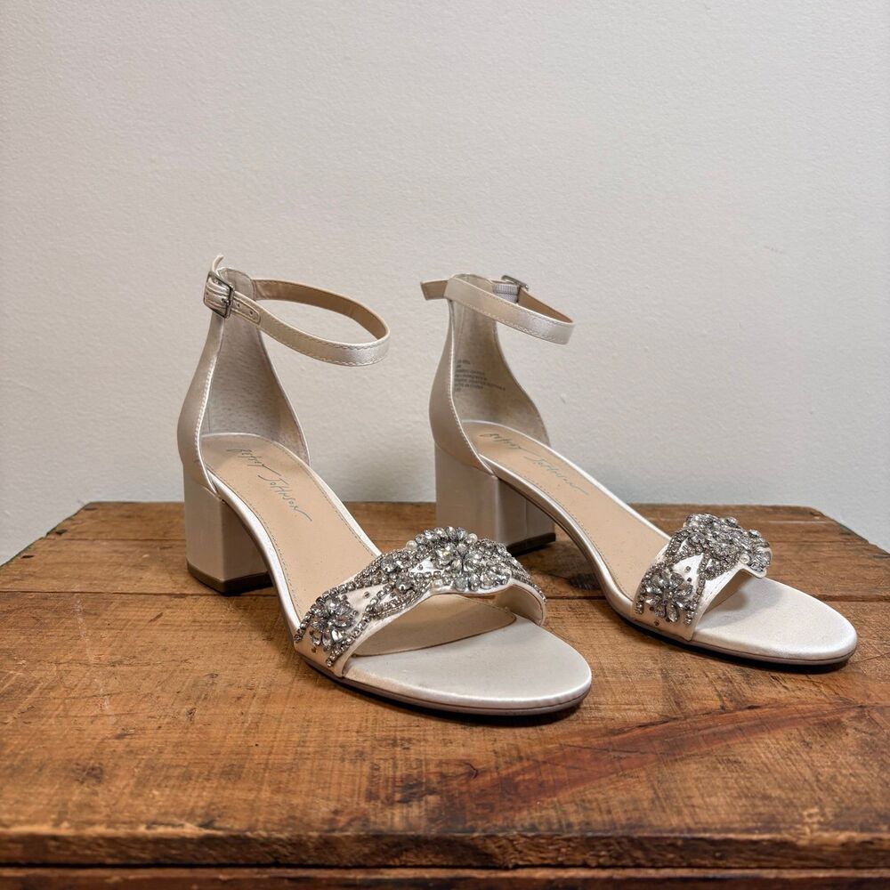 Betsey Johnson Mel Block Heel Evening Dyeable Sandals Sz 8